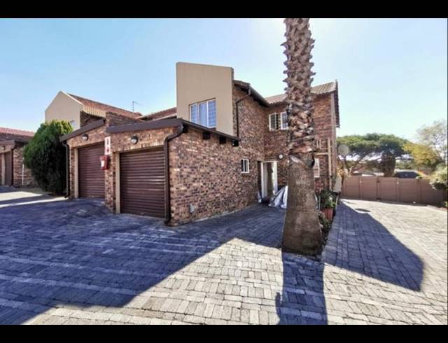 3 BEDROOM TOWNHOUSE FOR SALE IN GLENVISTA